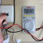 (筆者撮影)コンセントを測定している写真