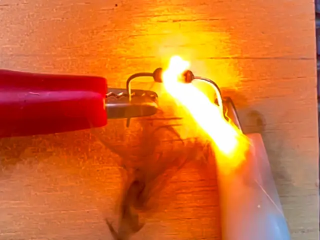 【筆者撮影】実験で焼損する抵抗器