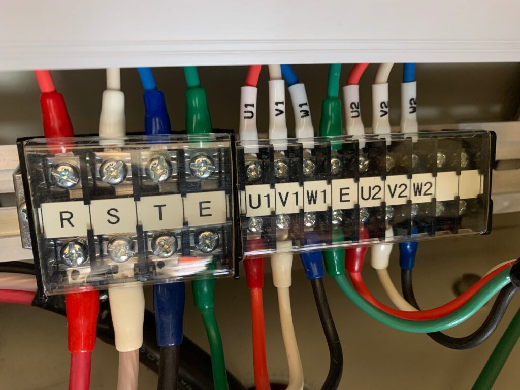 配線の色による接続の写真