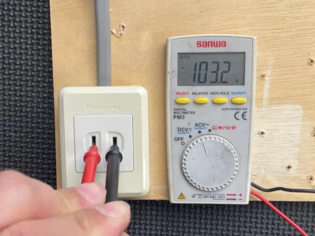 【筆者撮影】コンセントの電圧測定