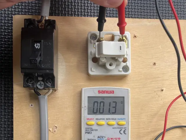 【筆者撮影】導通テストで接点を測定