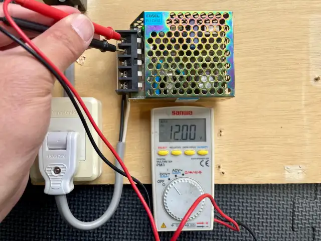（筆者撮影）パワーサプライの電圧を測っている様子