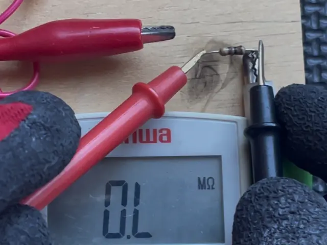 【筆者撮影】抵抗器の抵抗値を測定している様子