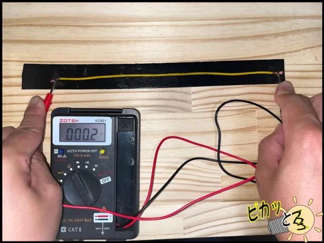 未接続の練習用電線を切断前にテスターで測定している様子