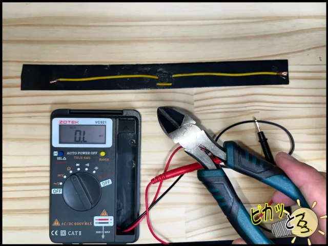 テスターを外した状態で中央を切断した練習用電線