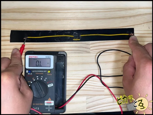 切断した練習用電線の同じ両端をテスターで再測定している様子