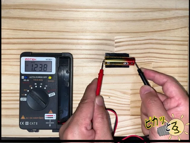 使用して弱っていたアルカリ乾電池を測定し1.238Vを表示しているテスター