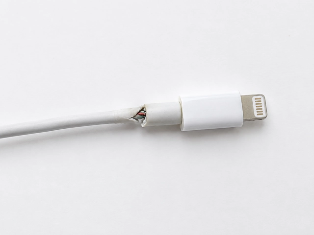 コネクターの根元に亀裂が入った充電ケーブル