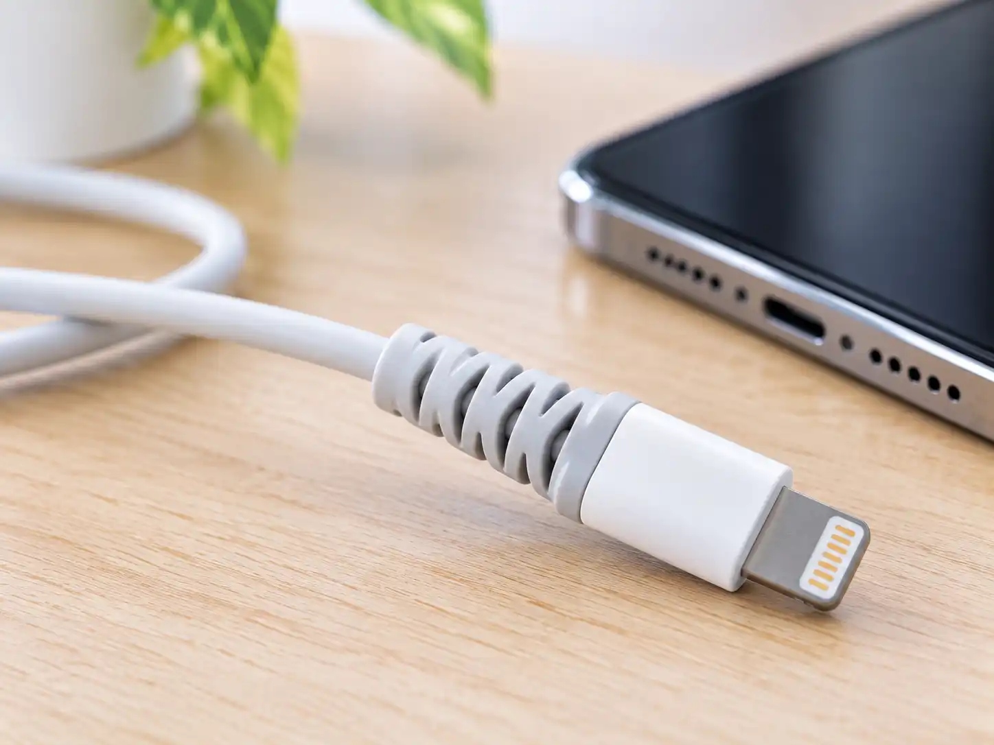 コネクターの根元が補強された充電ケーブル