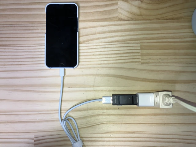 角度によって充電が不安定になったケーブルBで、USBチェッカーの表示が消えた瞬間