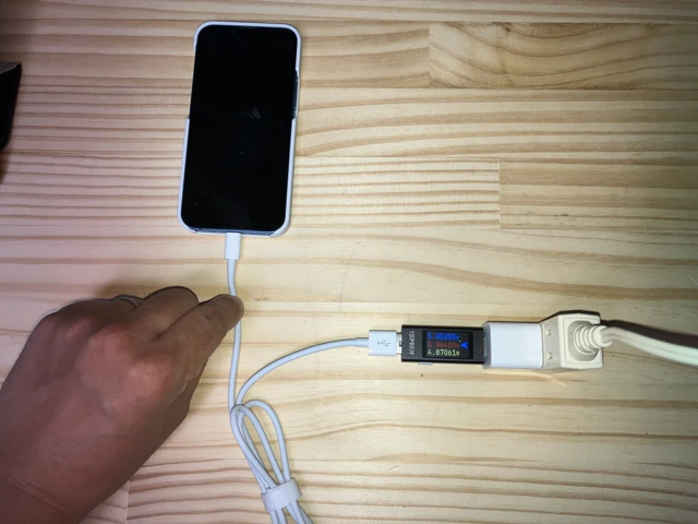 角度によって充電が不安定になったケーブルBで、充電が安定する角度を探っている様子