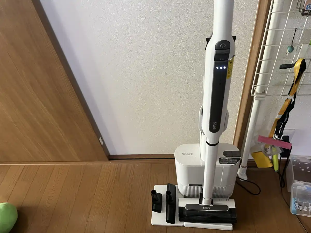 充電ドックに設置したコードレス掃除機